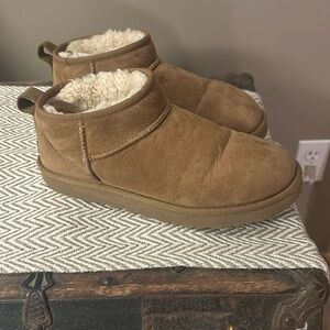 Woman’s size 10 Ultra Mini Uggs